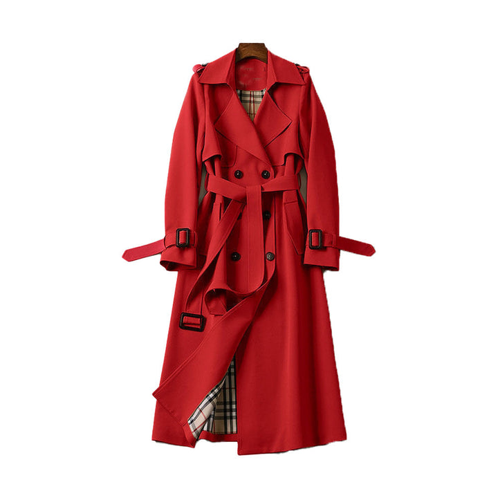 En elegant dame i klassisk trenchcoat med belte, dobbel rad og tidløst design. Perfekt yttertøy.