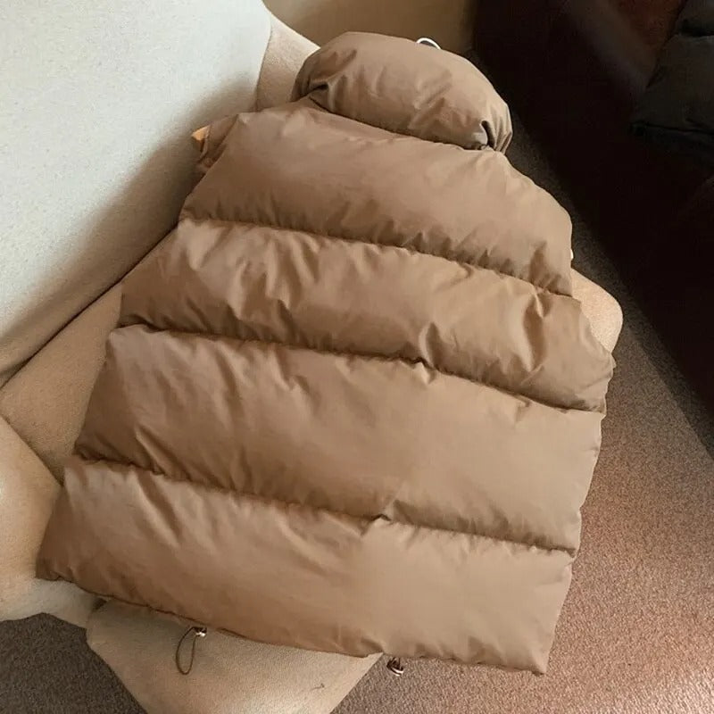 Khaki stilfull vintervest for kvinner. Komfortabel og varm ermeløs vest, et trendy tillegg til yttertøy.