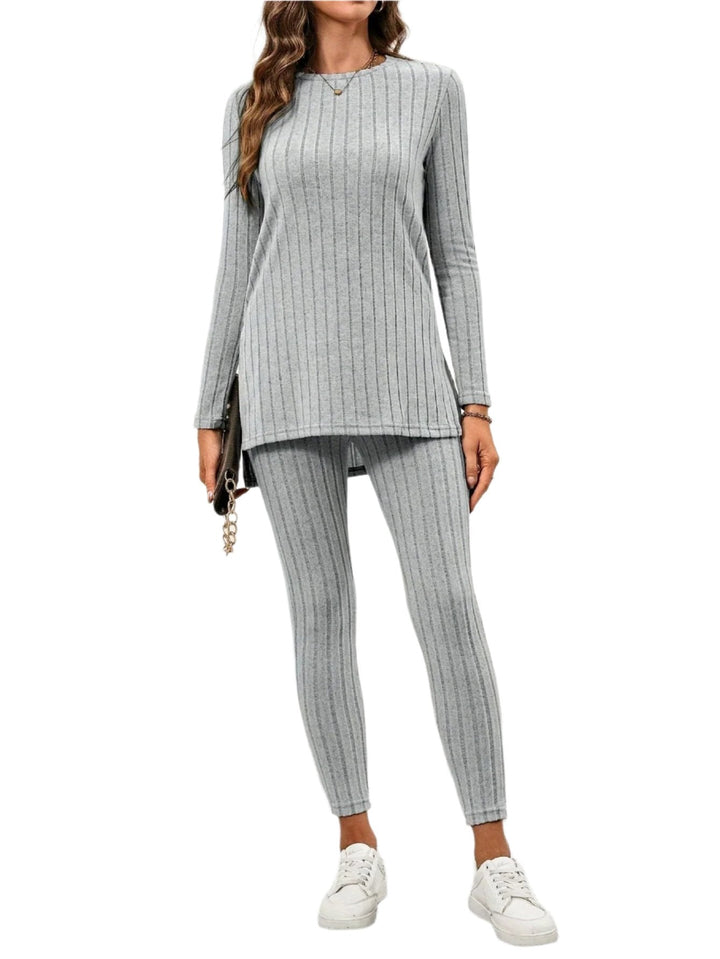 Dame strikket sett i myk ensfarget grå loungewear. Komfortabel langermet topp og bukse, perfekt for vintermote.