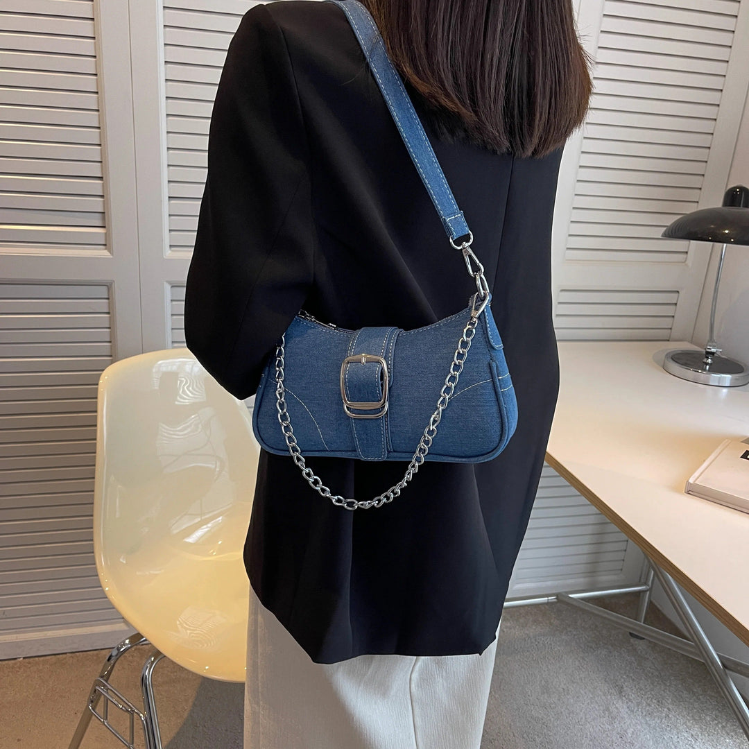 Motebevisst lyseblå crossbody-veske, elegant og kompakt dameveske designet for håndfri komfort.