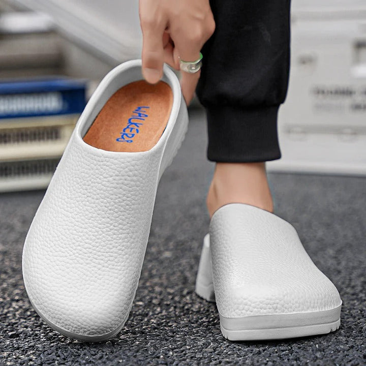 Svarte slip-on arbeidssko for menn. Sklisikre kokkesko for restaurant og kjøkken, lett å ta på.