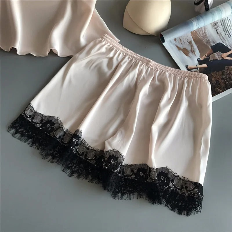 Nattøysett topp i sateng for kvinner, med delikat V-hals. Komfortable og elegante søvnklær.
