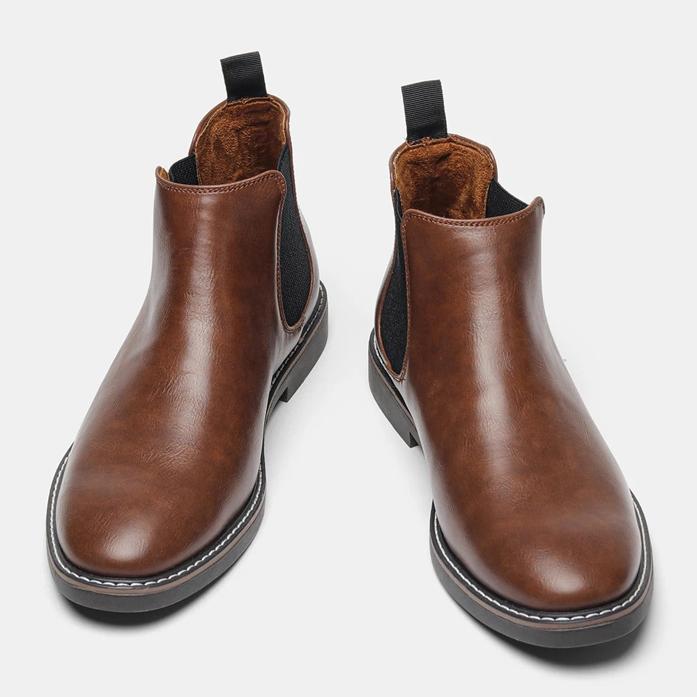 Retro-inspirerte ankelstøvler for menn i Chelsea-stil. Elegant design og kvalitetsfottøy.
