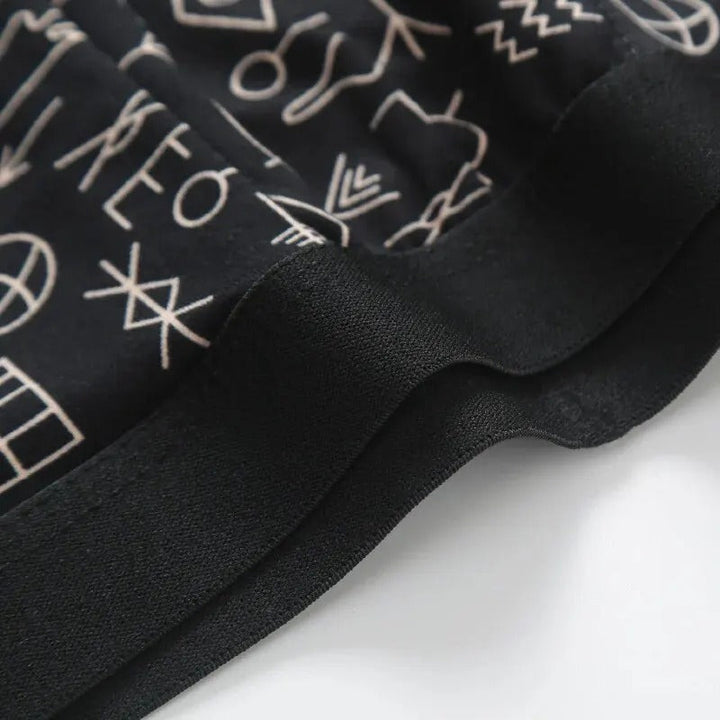 Nærbilde av stoffet på trykte menns boksershorts, viser detaljer og myk tekstur.