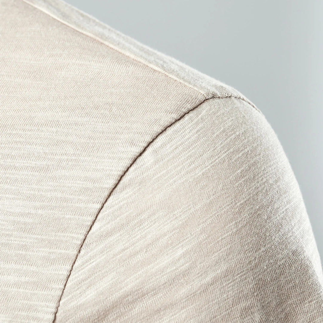 Allsidig herre henley t-skjorte, perfekt for hverdag og uformell sommer. Komfortabel passform.