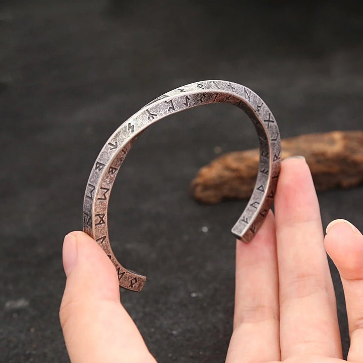 Detaljert nordisk vikingarmbånd i solid stål, et Mobius smykke perfekt som unisex gave.
