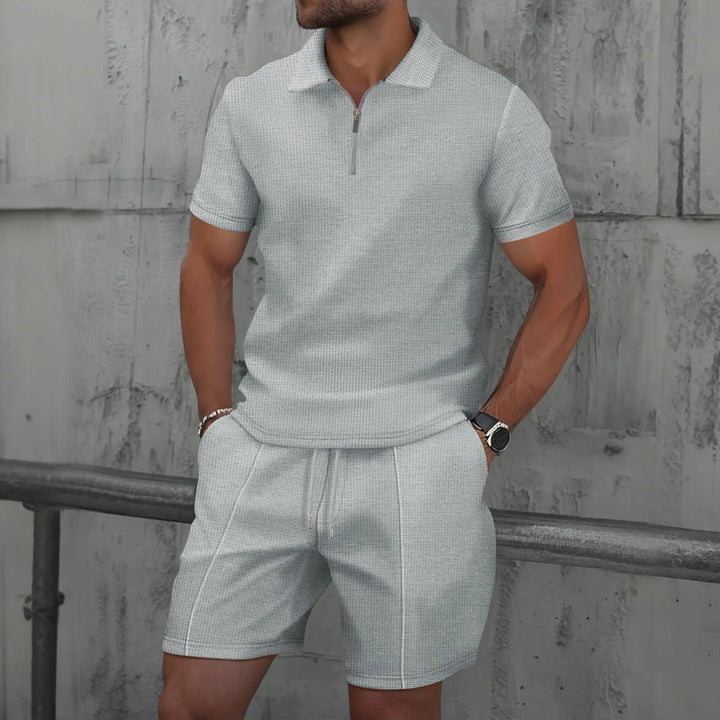 Stilig herre sommersett med glidelås i khaki, svart, blå eller grå. Inkluderer shorts og pustende topp.