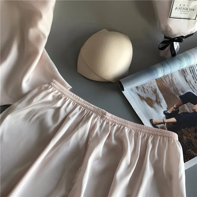 Sateng shorts fra luksuriøst nattøysett for kvinner, med elastisk midje. Komfortabelt loungewear.