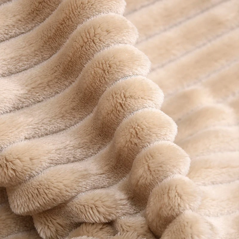 Klassisk flanellpledd med striper, supermykt og varmt teppe i polyester for vinterkvelder.