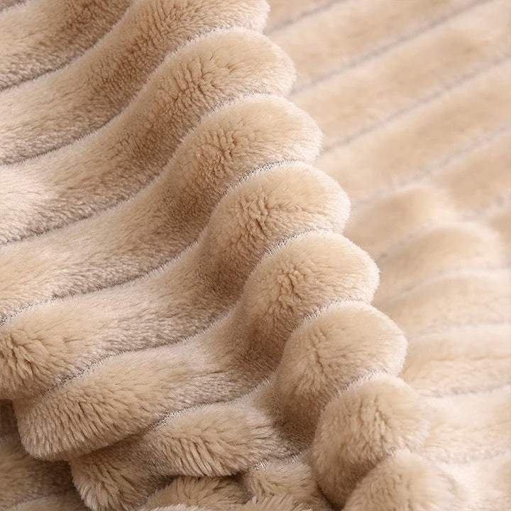 Klassisk flanellpledd med striper, supermykt og varmt teppe i polyester for vinterkvelder.