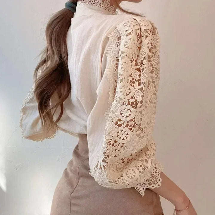 Festklar damebluse i elegant blonde, langermet med pen ståkrage for våren.