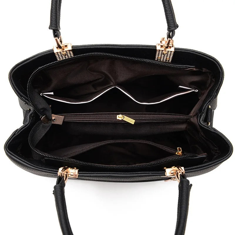 Funksjonell dameveske, strukturert design med ytre blomsteranheng. Ideell som hverdag og crossbody.