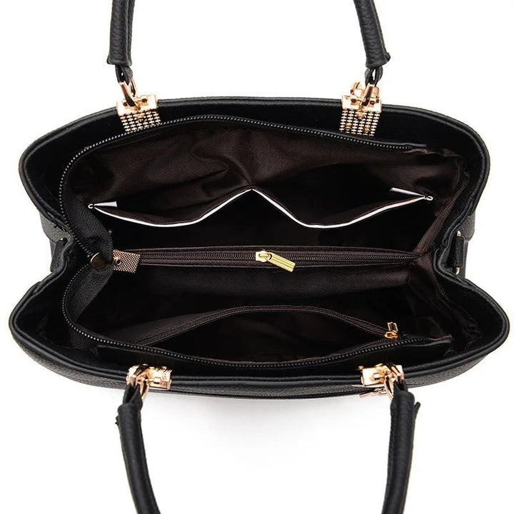 Funksjonell dameveske, strukturert design med ytre blomsteranheng. Ideell som hverdag og crossbody.