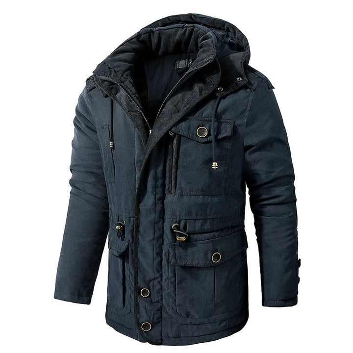 Mørk herre vinterparkas i militærstil med pelsfôret hette. Robust og varm jakke for menn.