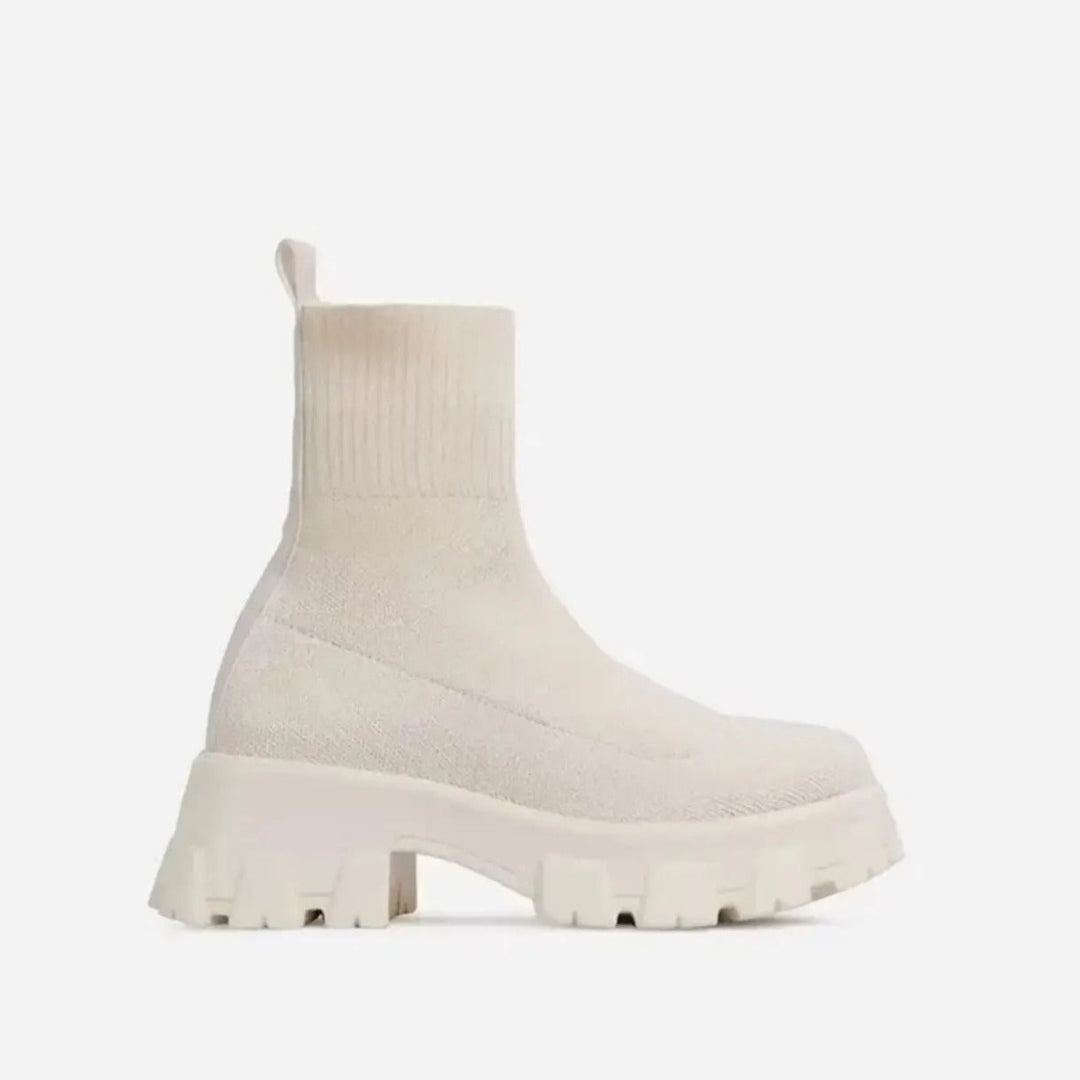 Svarte damesko med tykk såle; stilige og komfortable fritidssko. Perfekte trendy hverdagssko.