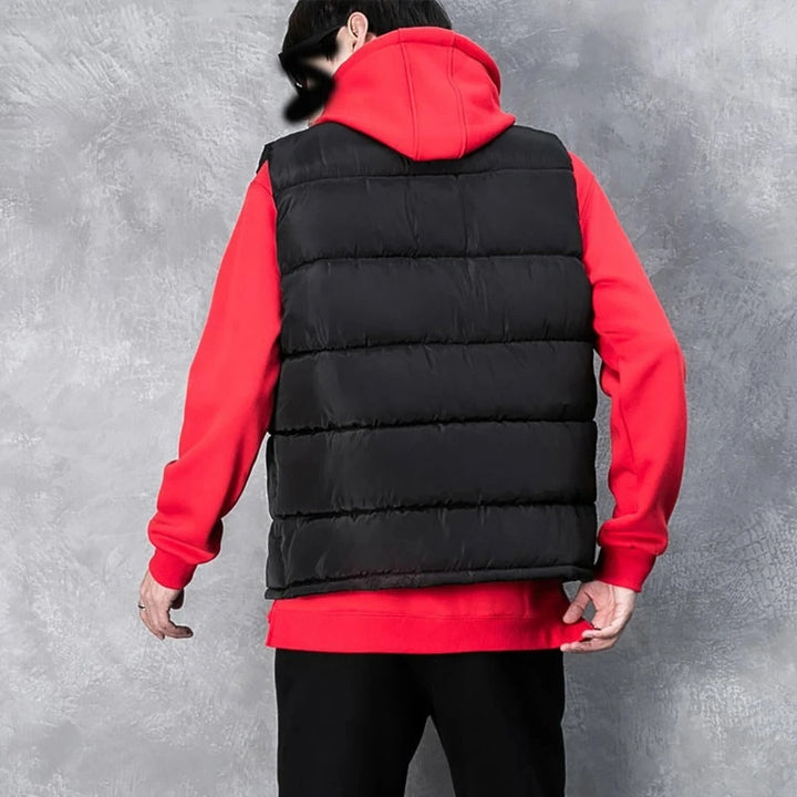 Menns bodywarmer vest i mørk farge, vanntett og ermeløs for lag-på-lag bruk om vinteren.