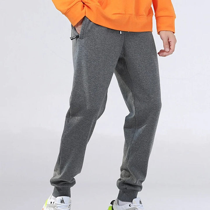 Svart menns joggebukse i avslappet passform, ideell for fritid, hjemmekos eller en urban stil.