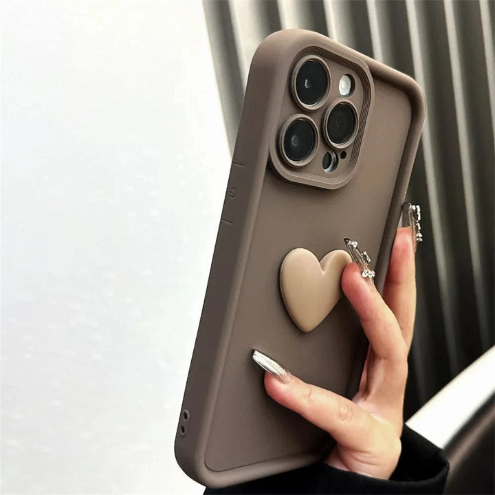 Flere iPhone deksler med søte hjerter i rød, brun og svart silikon. Moderne beskyttelse.