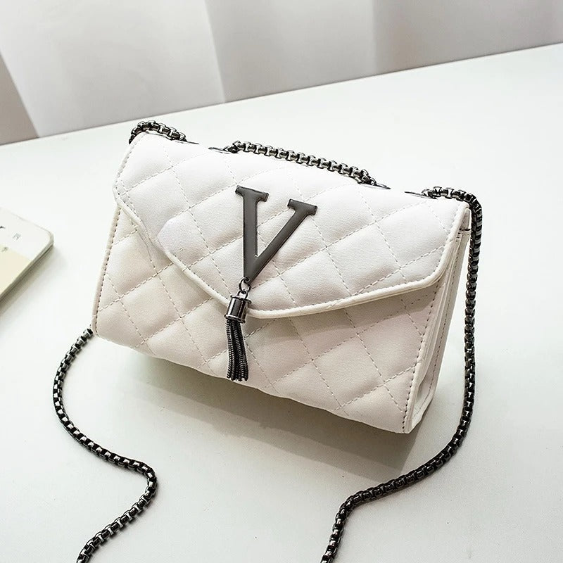 Svart vattert dameveske i crossbody-modell med fine dusker. Praktisk rutete skulderveske for mote.