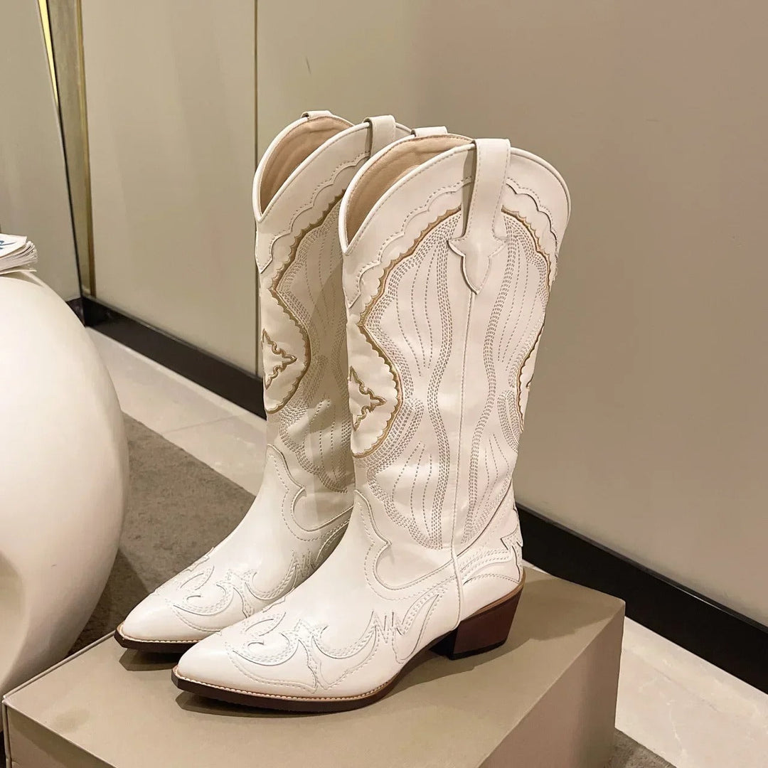 Detalj av intrikat broderi på western midcalf-støvler for damer, elegant og stilfullt design.