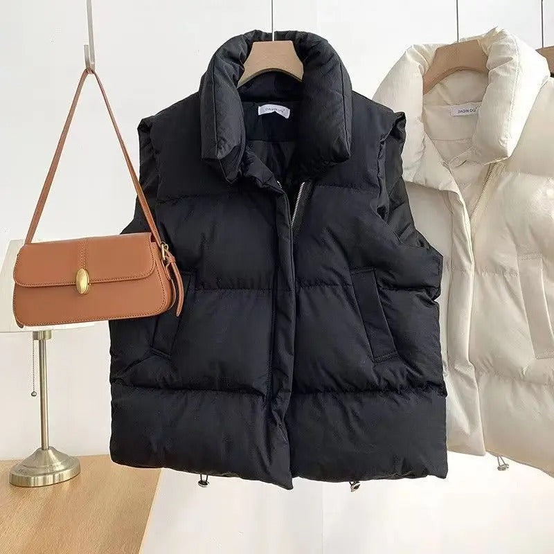 Puffer-stil vintervest for kvinner. En trendy og varm ermeløs jakke for stilfullt yttertøy i kulden.