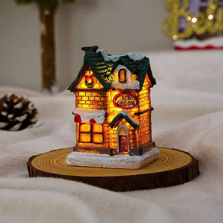 Vinterlig snøhus fra julelandsby-settet, med hvite detaljer og varmt LED lys. Flott juledekorasjon.