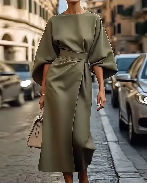 Stilfull midikjole med rund hals og elegante kimonoermer. En perfekt formell kjole for kvinner.