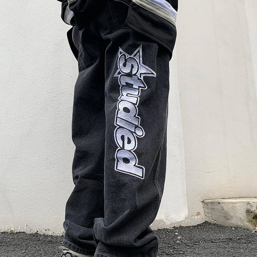Unisex vide jeans med dristig grafisk trykk, perfekt for streetwear og en avslappet look.