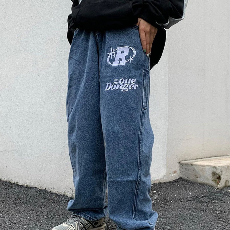 Avslappede jeans med lav midje og iøynefallende grafikk, perfekt for fritid og casual bruk.