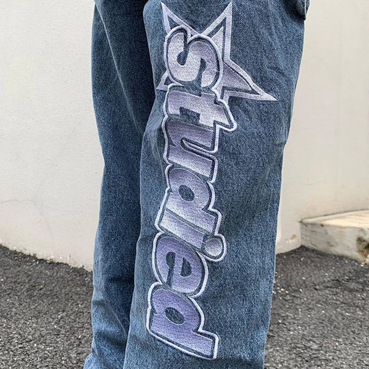 Motebevisste vide jeans med uttrykksfullt grafisk design, trendy unisex passform.