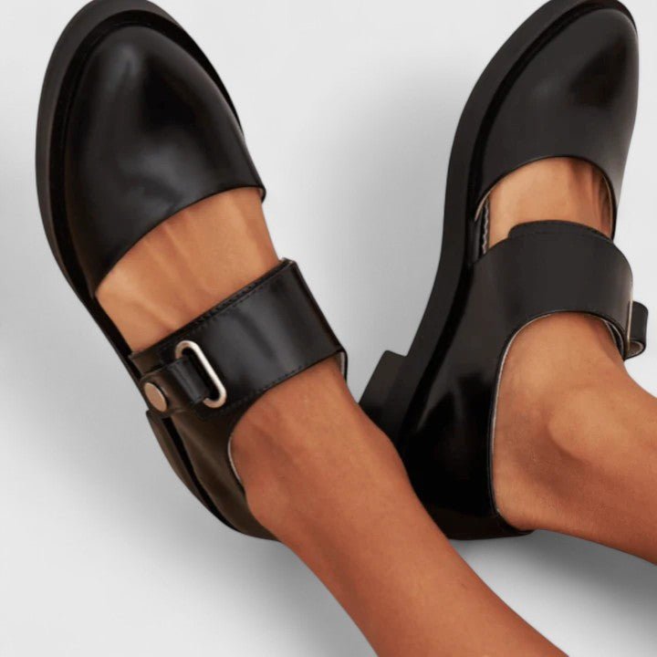 Svart Mathilde Mary Jane platåsko for dame med trendy chunky såle og bred spennestropp. Elegant og komfortabel.