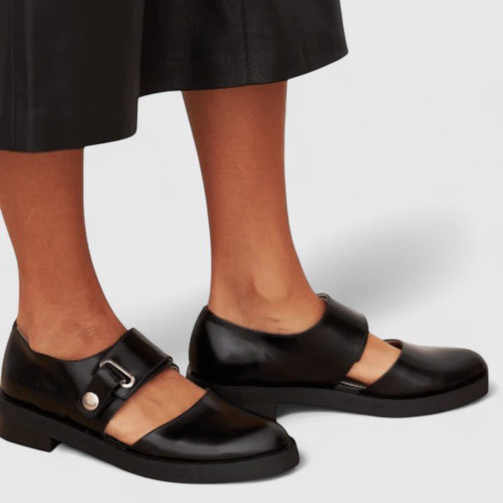 Komfortable Mathilde Mary Jane sko for dame. Trendy svarte platåsko med chunky såle og bred spennestropp.