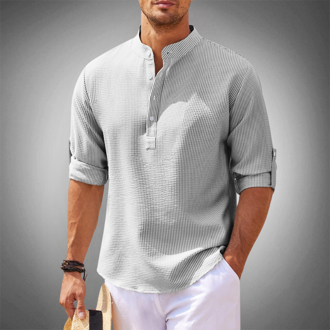 Komfortabel herreskjorte i lett stoff, ideell for vår- og sommerdager. Perfekt som hverdagsklær for menn.