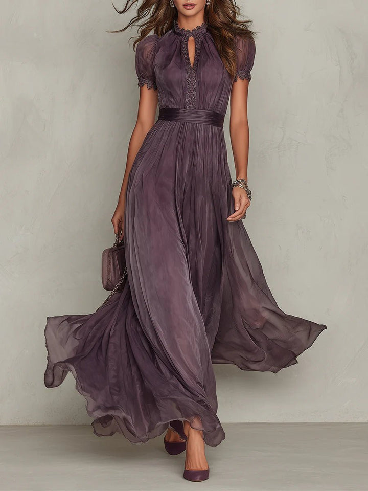 Elegant lilla maxi kjole med nøkkelhulldetalj og stilige puffermer for dame. Perfekt festkjole.
