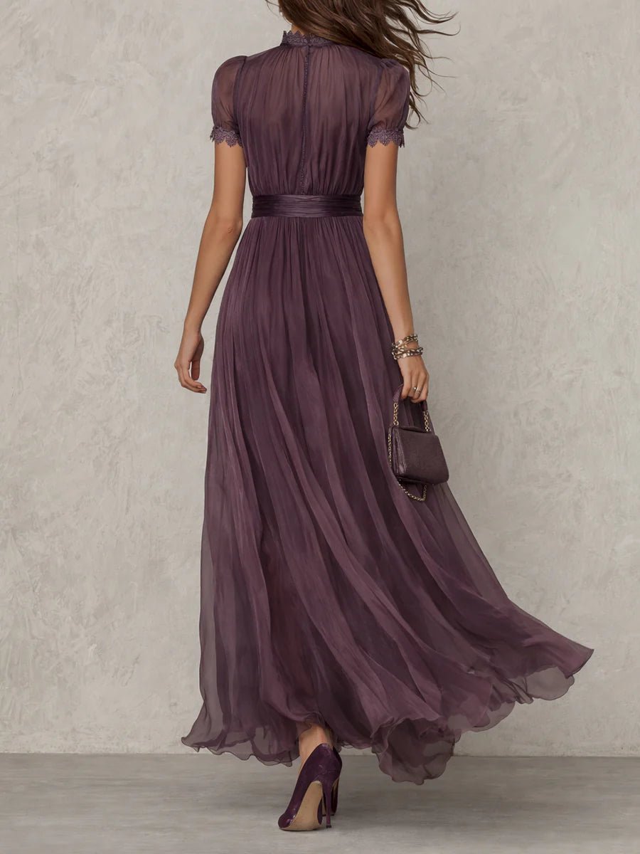 Lilla elegant dame maxi kjole med unikt nøkkelhulldesign og trendy puffermer. Ideell festkjole.