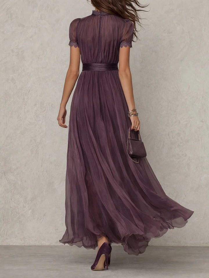 Lilla elegant dame maxi kjole med unikt nøkkelhulldesign og trendy puffermer. Ideell festkjole.