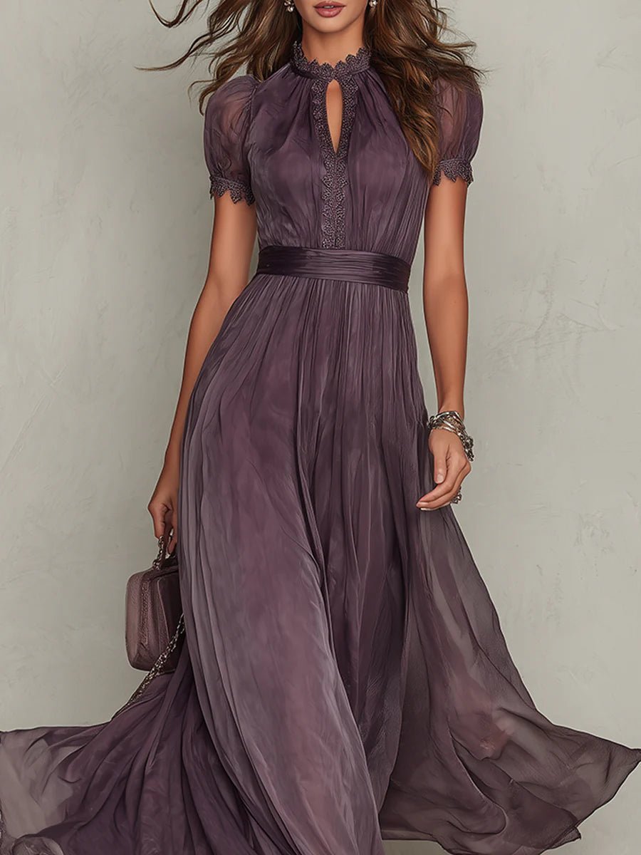 Lang, elegant lilla dame maxi kjole med nøkkelhull og moderne puffermer. Perfekt festkjole.