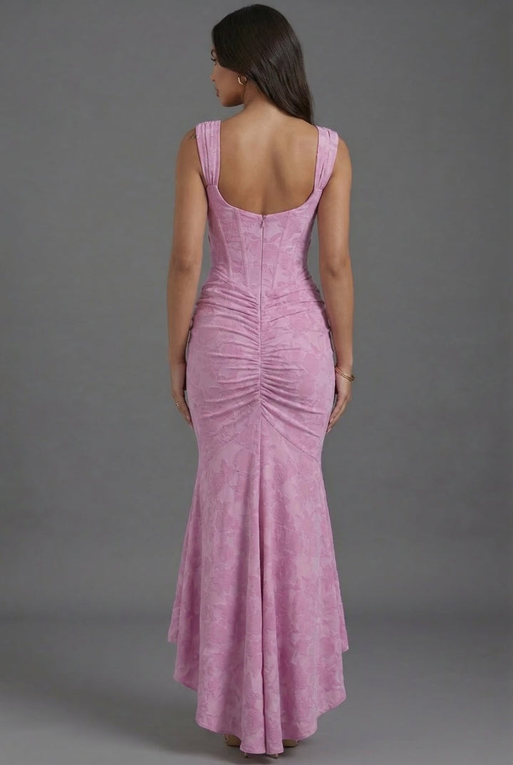Stilfull ballkjole: Lang damekjole med blomster, korsett og elegant fishtail, ideell for fest.