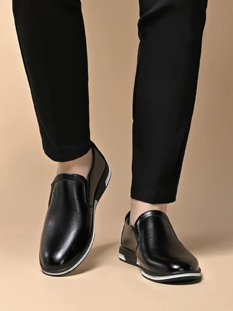 Hvite menns loafers i lett design, perfekte for sommer og vår. Komfortable, casual sko med elegant preg.
