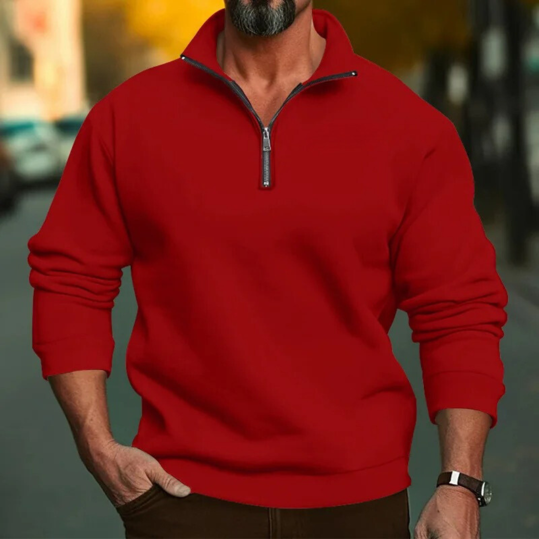 Mann iført casual halvglidelås sweatshirt ute. Komfortabel langermet herregenser for fritid.