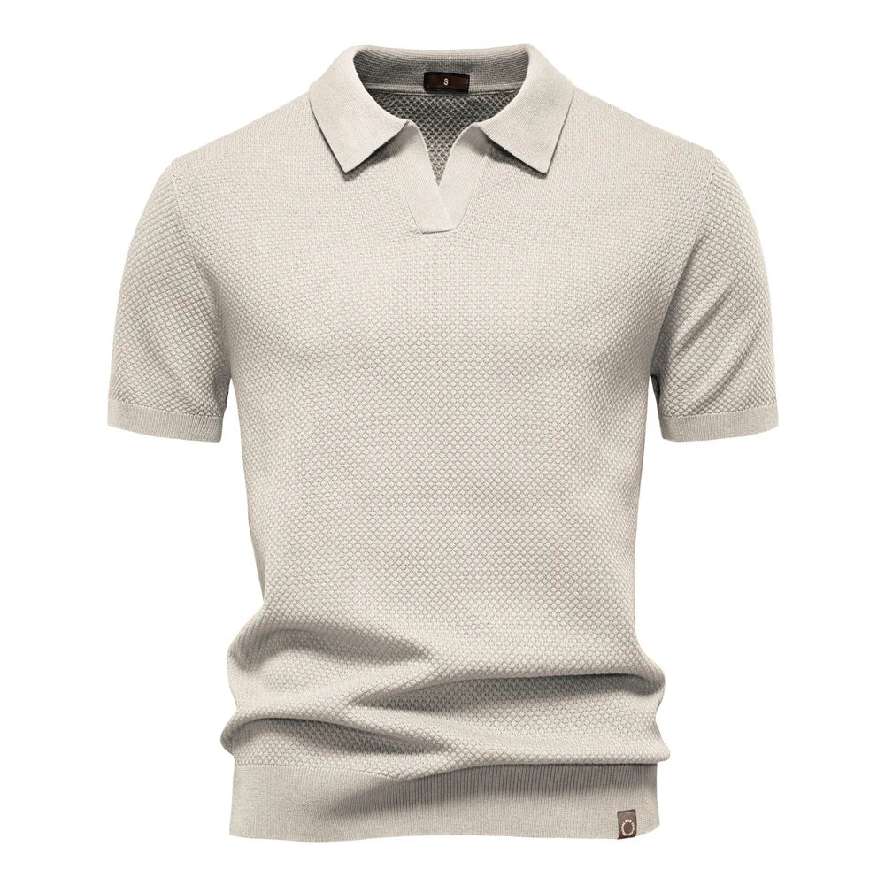 Allsidig herre poloskjorte med korte ermer. Passer til både fritid og business casual anledninger.
