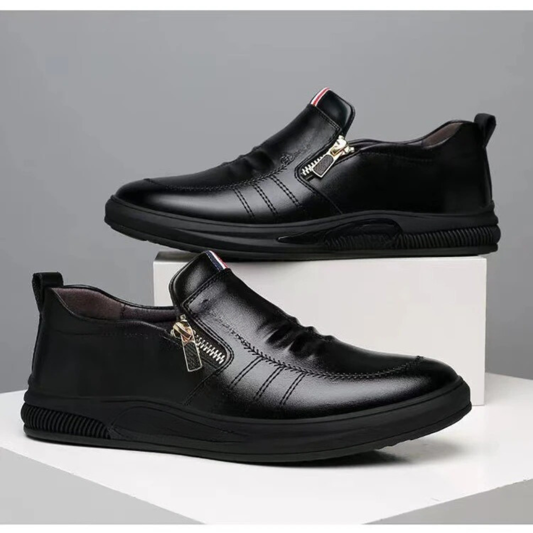 Menns casual pustende slip-on loafers på foten; demonstrerer passform, komfort og stil.
