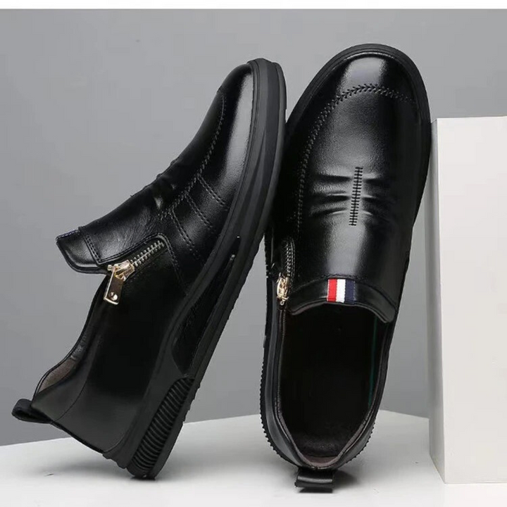 Nærbilde av overdelen på menns pustende slip-on loafers; viser kvalitet og pusteevne.