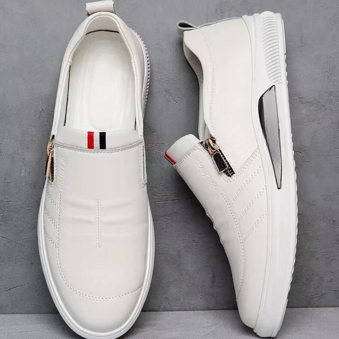 Sideprofil av menns elegante pustende slip-on loafers; en klassisk sommersko med komfort.