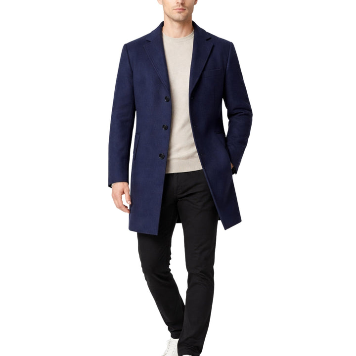Elegant menns vinterjakke med enkelt knappestolpe, perfekt for varm og stilfull vintermote.