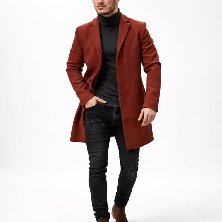 Nærbilde av krage og knapper på den elegante menns vinterjakken, viser kvalitet og detaljer.