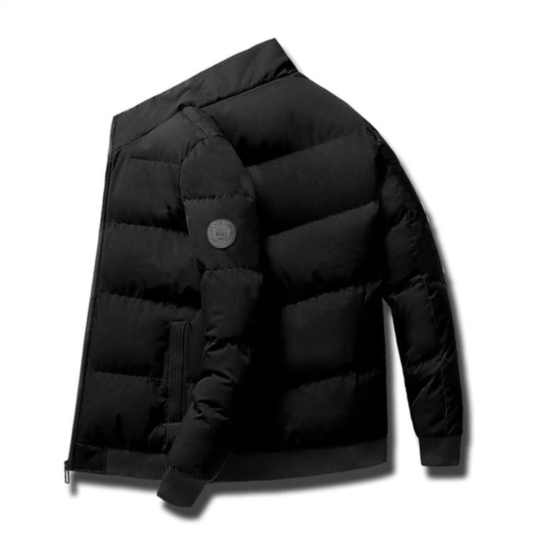 Modell iført elegant, varm vinterjakke for menn, perfekt for en komplett vinterlook.