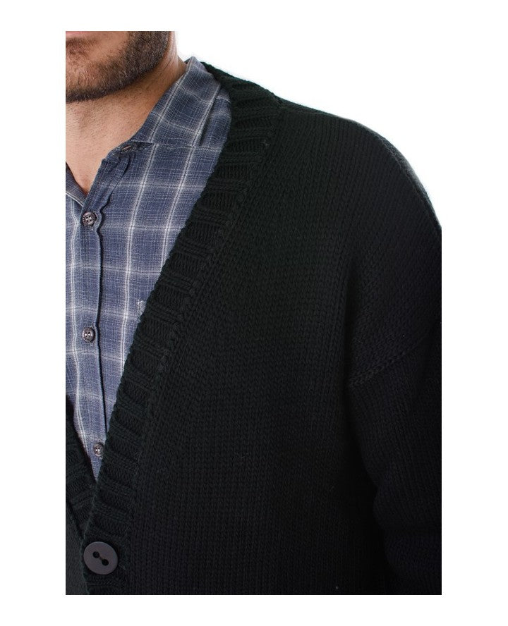 Nærbilde av strikketekstur og knapper på en menns cardigan. Kvalitets yttertøy med elegant design.