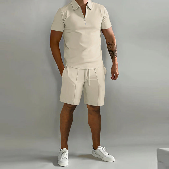 Herre sommersett med lyseblå glidelåspolo og matchende shorts, perfekt for casual sommerstil.