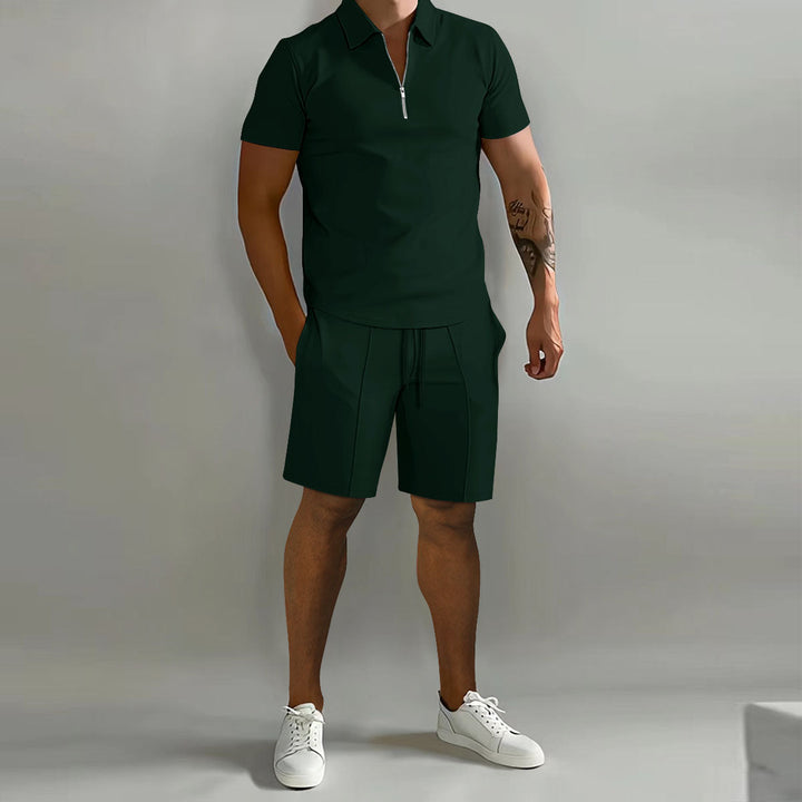 Stilig herre fritidsklær for sommeren: glidelåspolo og shorts-sett, ideelt for ferie og avslapning.